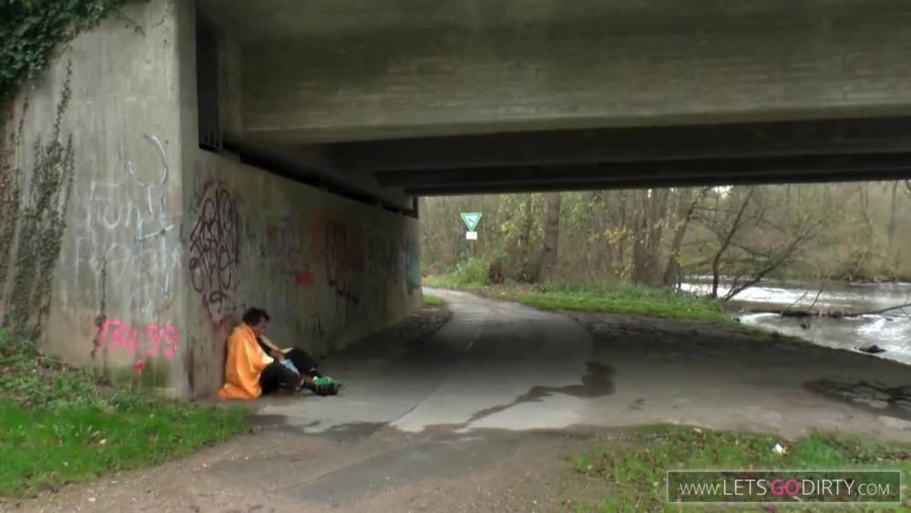 Obdachlos die geile MILF gebumst und Natursekt - pornoxo.com