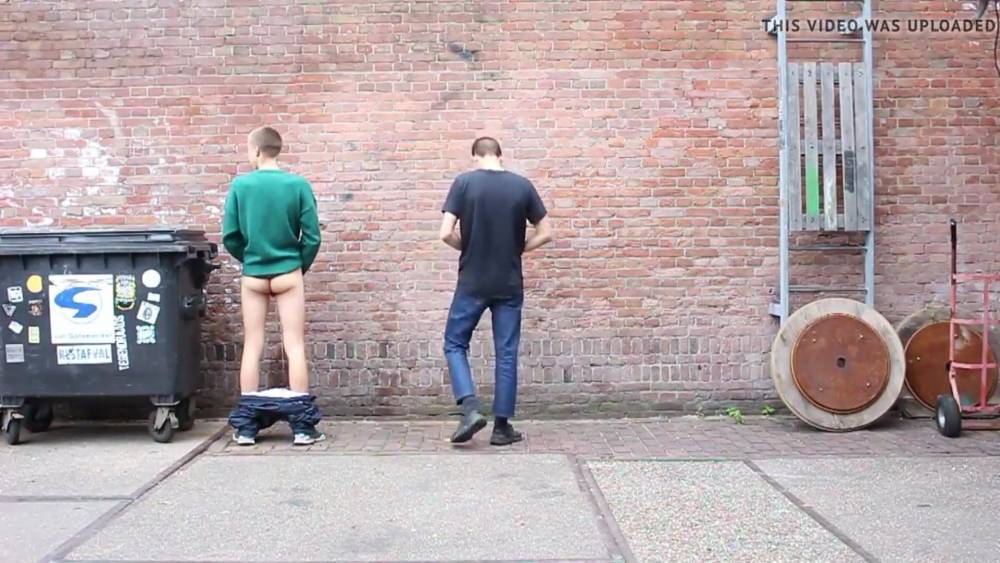 Ein Girl und 2 Typen pissen an die Wand! - xhamster.com - Germany