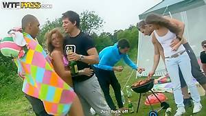 Picnic fun turns in hardcore outdoor orgy! - hdzog.com