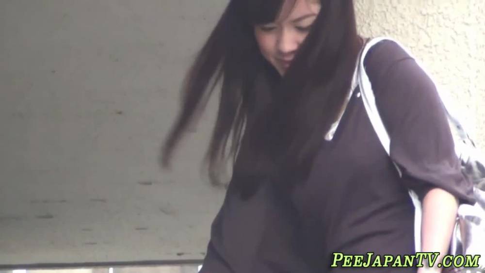 Japanese lady urinating outdoors - pornoxo.com - Japan