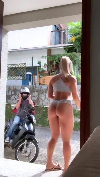 Loira seminua na porta de casa - xh.video - Brazil