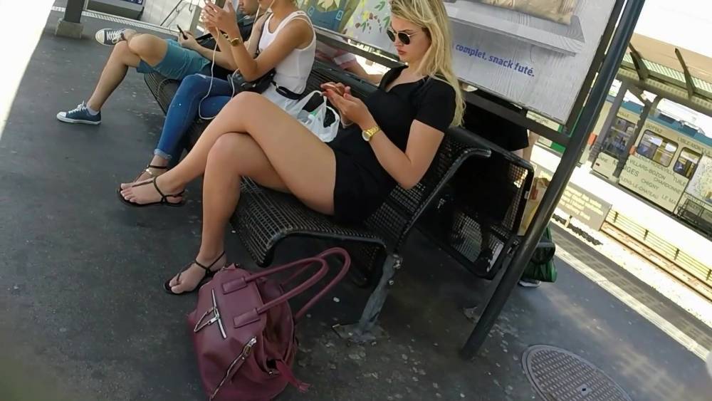 Blonde with Hot Legs - xh.video