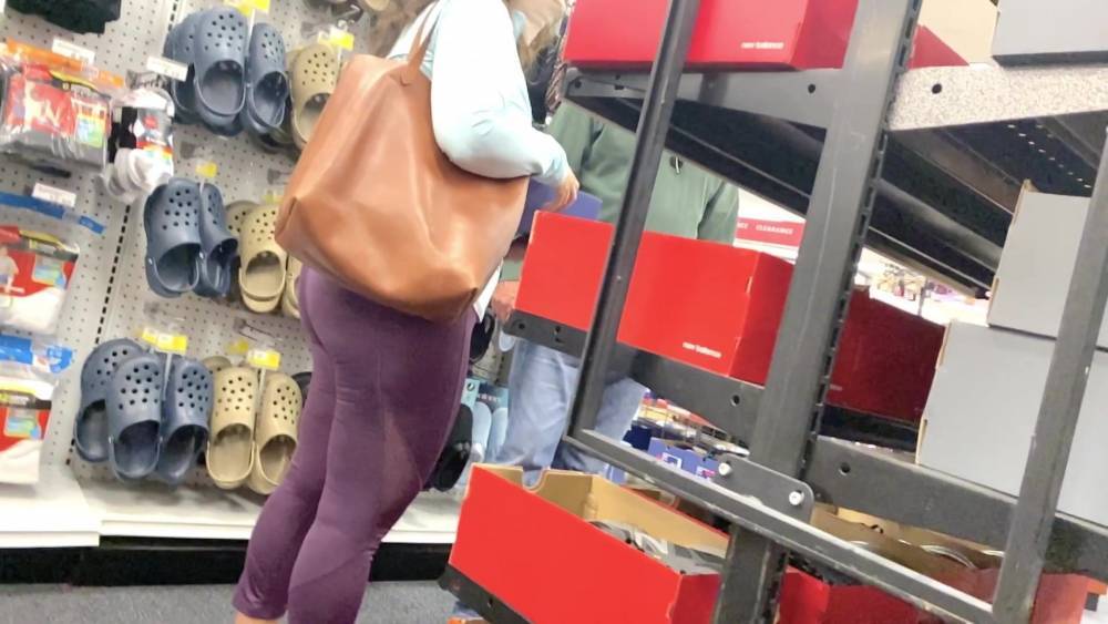 Sweet Mature Pawg in Purple Leggings! - xh.video