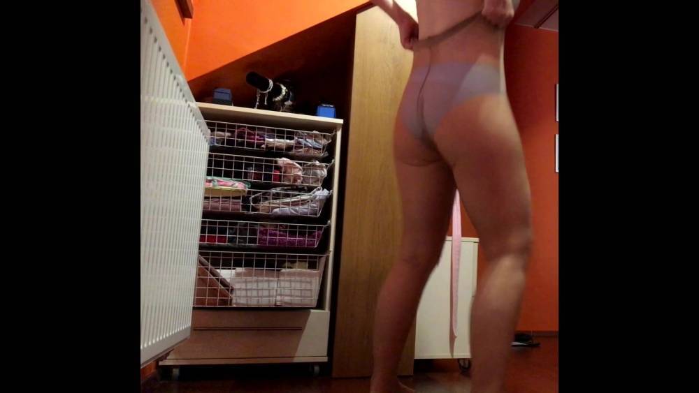 Mature wife spied in locker 1 - xh.video