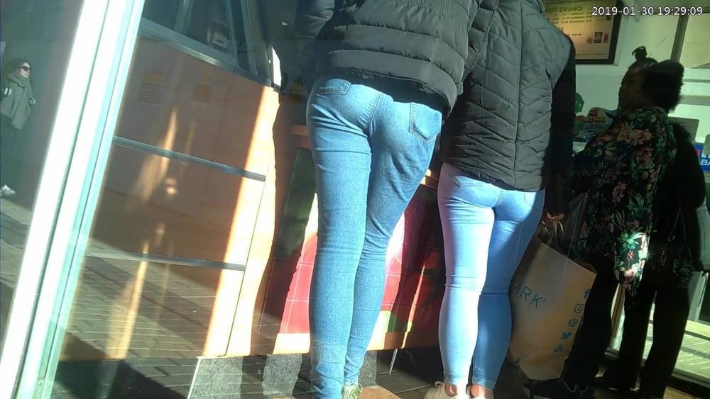 Double tight jeans in subway - xh.video