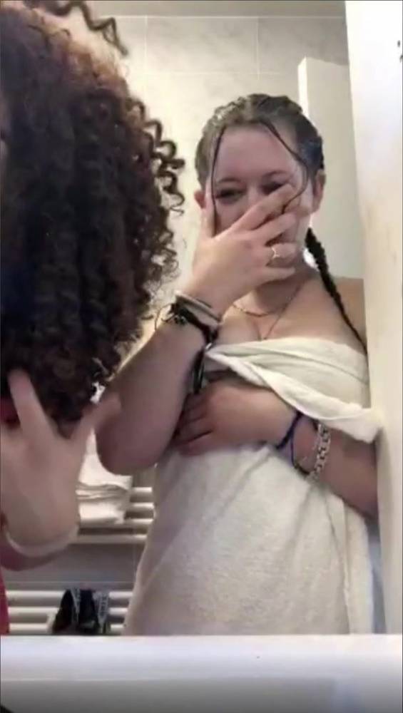 Towel Butt Flash Teen - xh.video