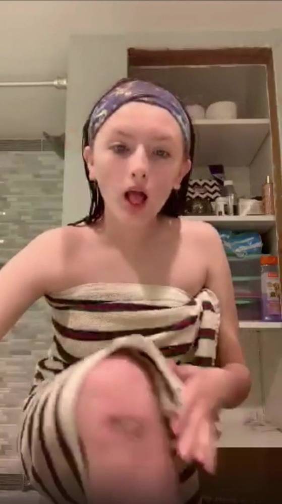 Teen Towel Nip Slip - xh.video