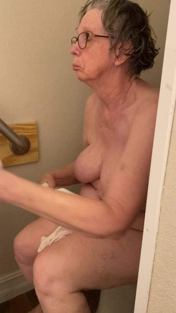 My naked wife Kay pissing in the toilet - xh.video
