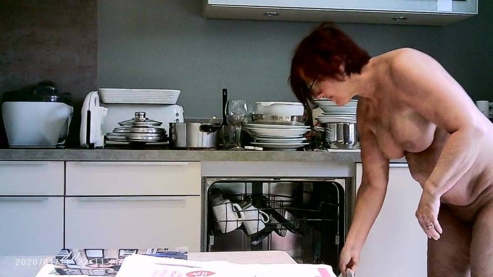 Granny cleaning up the dishes - xh.video