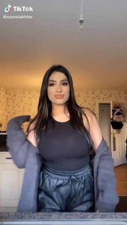 Gorgeous Naomi Akhtar jiggling her tits - xh.video
