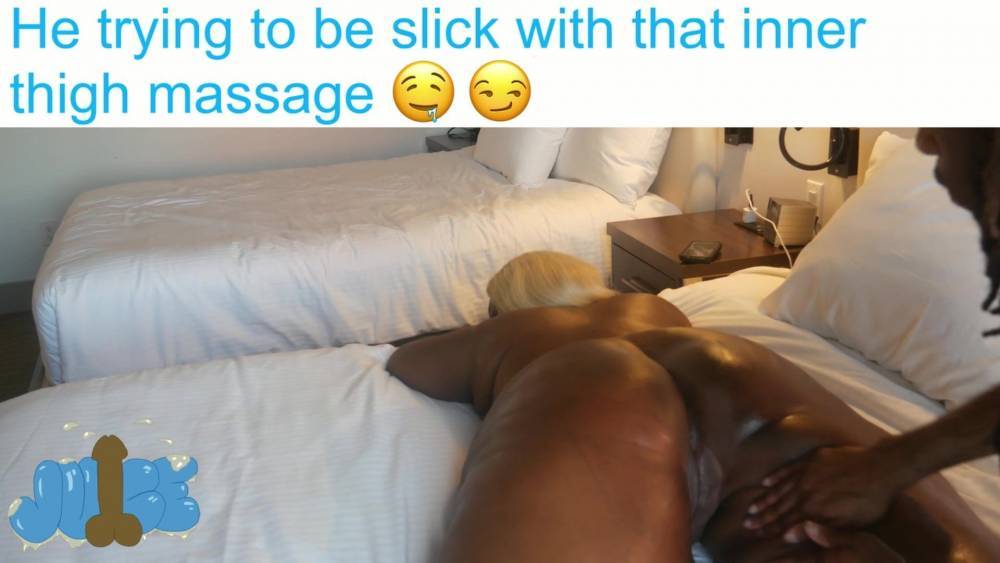 Masseuse Trying to cop a feel - xh.video