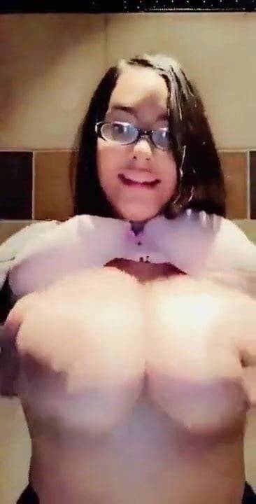 Busty Brunette Latina Revealing Huge Juggs! - xh.video