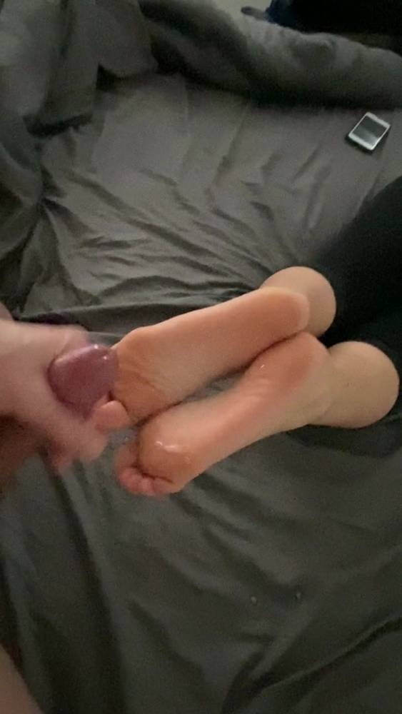 Cum on soles - xh.video