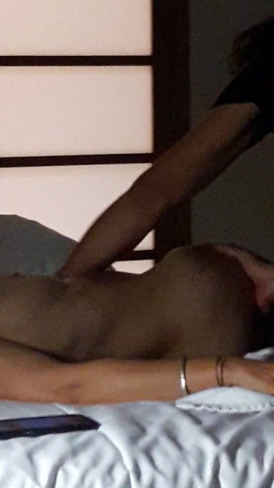Wife massaged by stranger - xh.video
