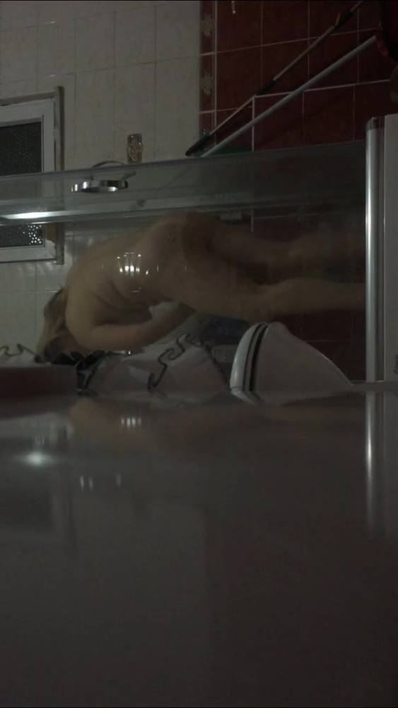 Secret cam mom naked in shower - xh.video