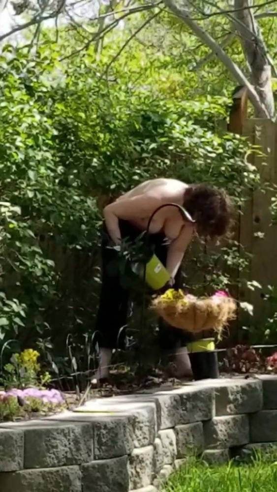 Hanging titties in the garden - xh.video