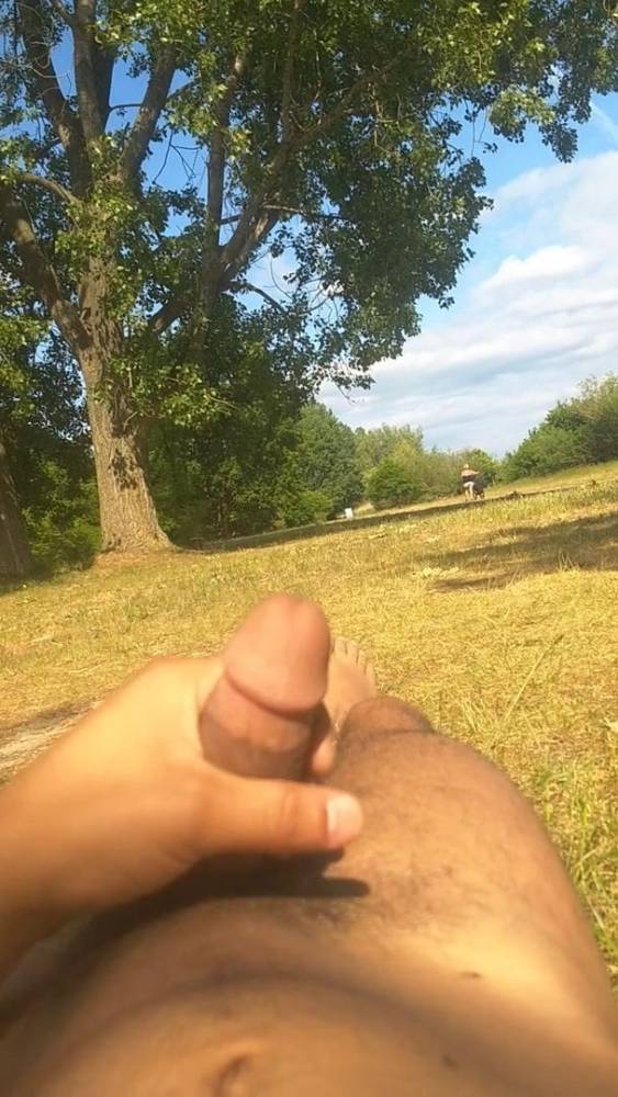 Wanking on the beach - xh.video