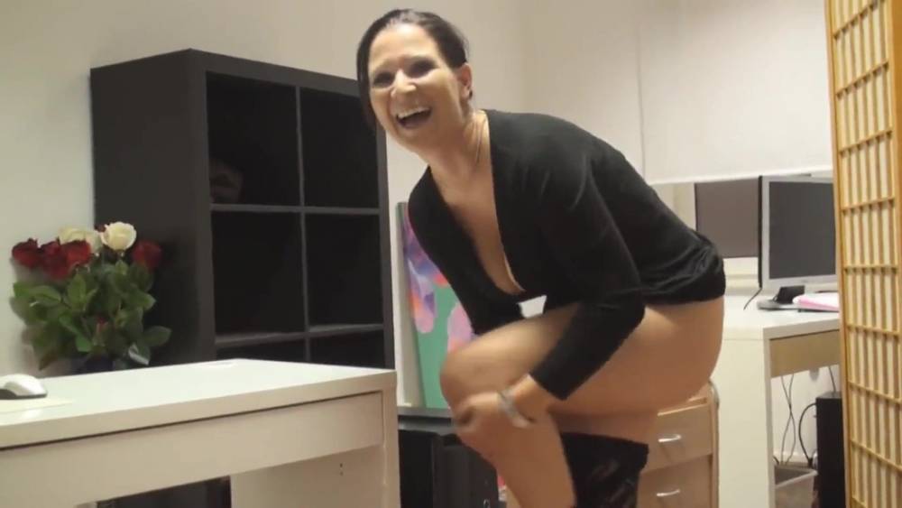 Geile MILF fingert sich am Schreibtisch ab - xh.video - Germany