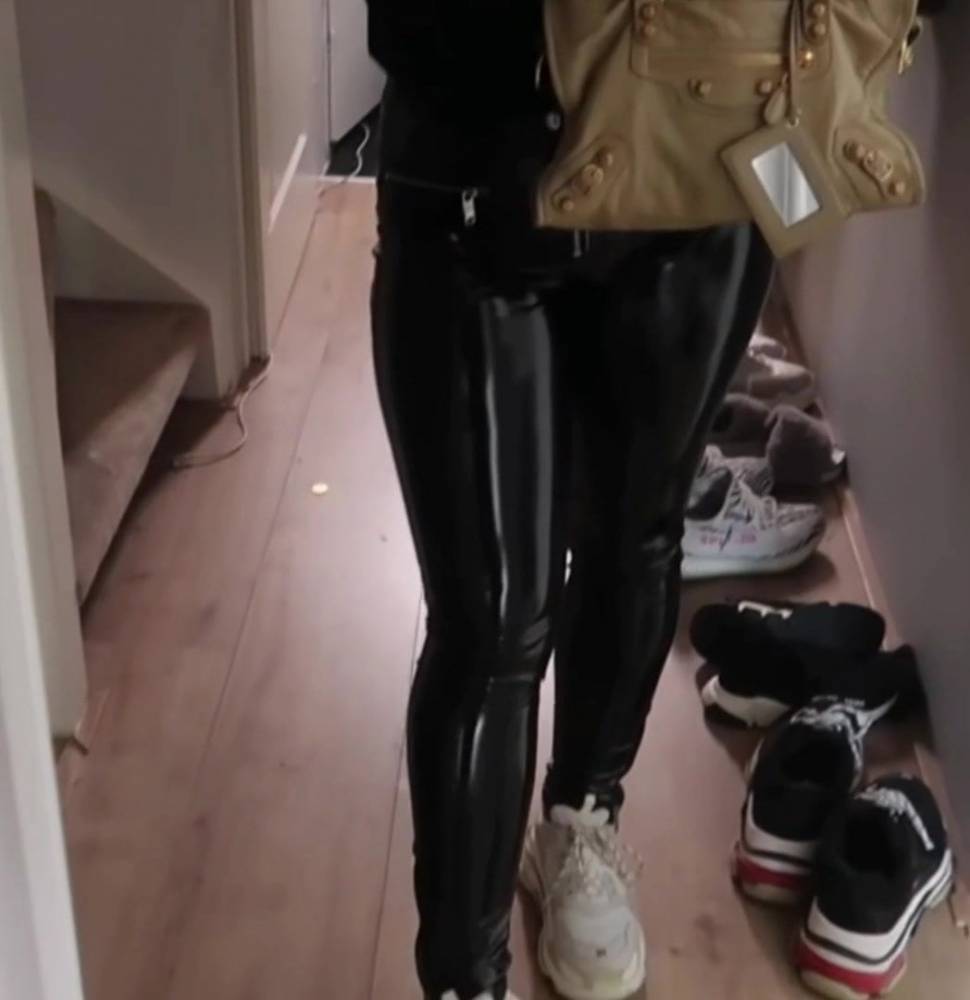 Some Sexy latina in Tight leather leggings - xh.video
