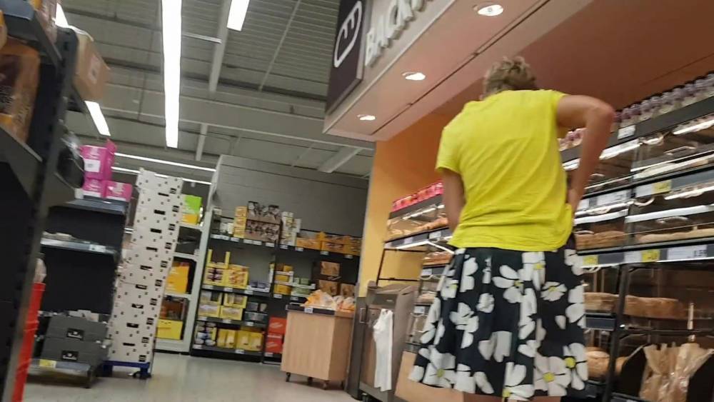 Deutsche Reife upskirt im Laden 05 - xh.video - Germany