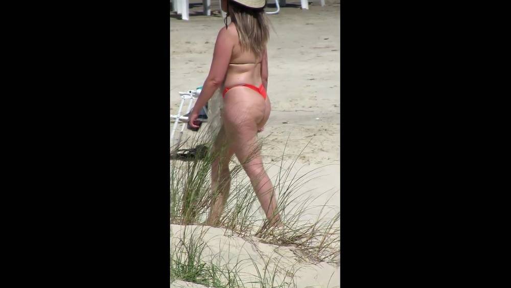 Huge ass on the beach! - xh.video