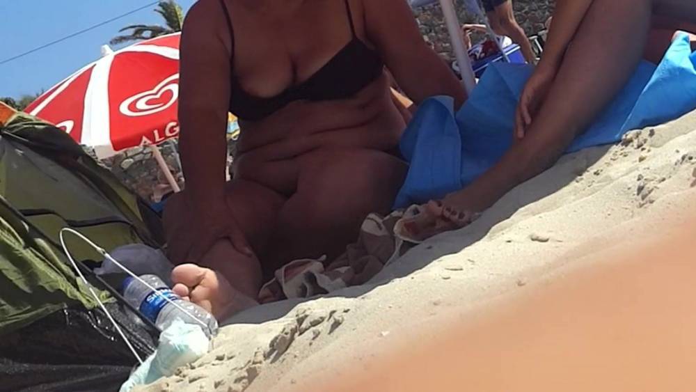 Mature bikini, nipple slip at beach, nice big tits - xh.video