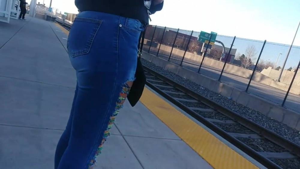 SlimThick Phat Bubble Ebony youngin in Jeans - xh.video