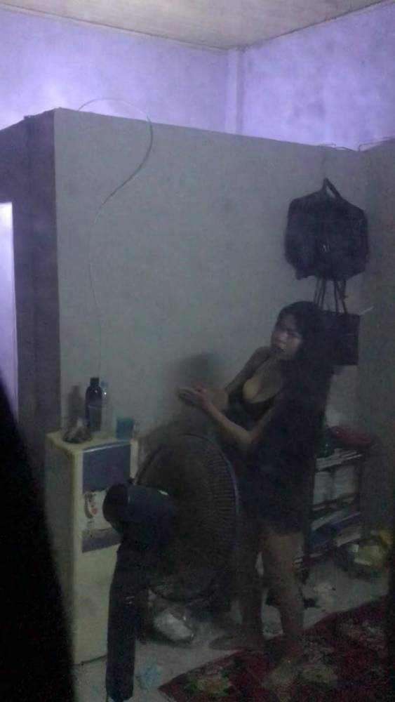 Girl has a shower in the bathroom with her boyfriend - xh.video