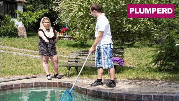 Extra Large Blonde Fucks Up the Pool Boy - xh.video