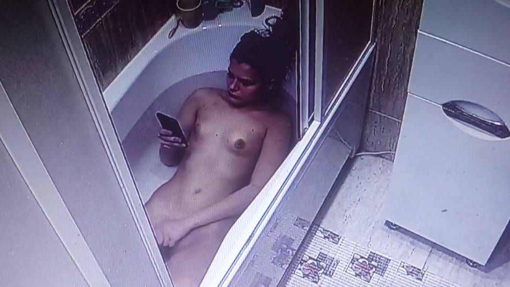 Young girl in bath (hot cam) - xh.video