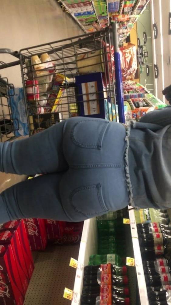 Juicy bubblebooty light skinned milf in jeans - xh.video