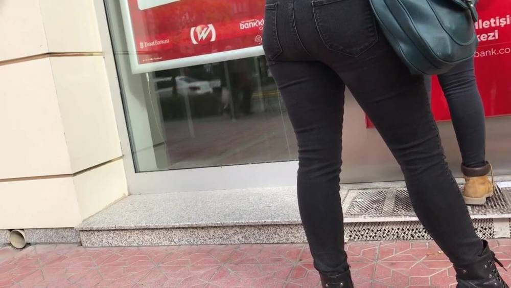 Turkish woman ass in black jean on ATM - xh.video