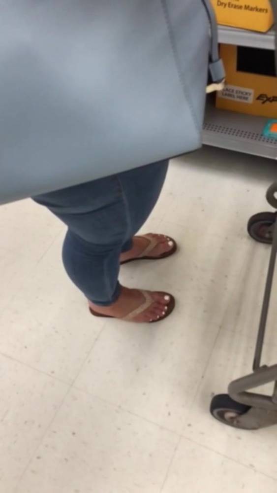 I LOOOVE MILF FEET IN FLIP FLOPS - xh.video