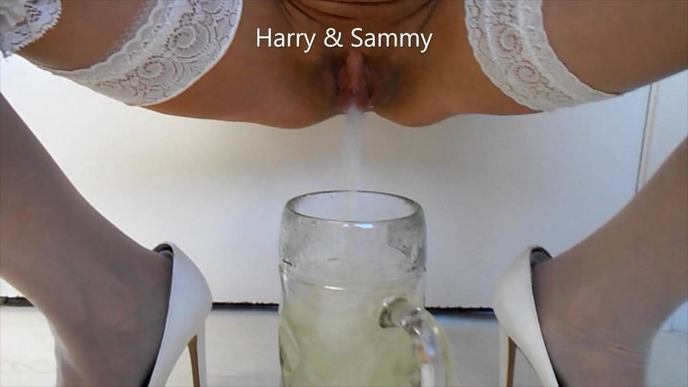 Sammy having a nice wee in the bath - xhamster.com