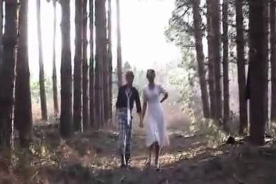 Sara and Jade strip in the woods - nvdvid.com - Britain