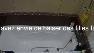 Brunette baisee pendant qu'elle prend son bain - drtuber.com