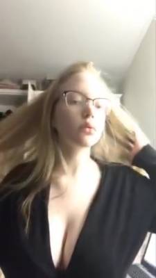 Nerdy Busty Girl In Her Bathrobe - hclips.com