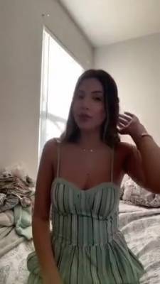 Beauty Flexing Her Body At The End - hclips.com