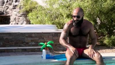 Muscle hunk pleasing big dick bareback at the poolside - nvdvid.com