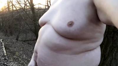 Chubby masturbates in the woods - icpvid.com