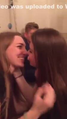 2 Lesbians In The Bathroom Kissing - hclips.com