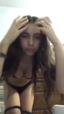 Hot 18 Year Old Shaking Her Ass On Periscope - hclips.com