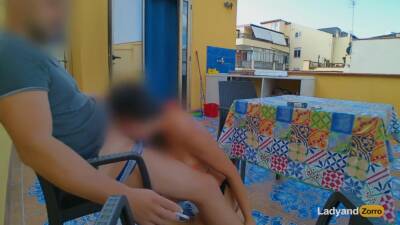 Lo Spompino Mentre Fuma In Terrazza Poi Mi Scopa In Pieno Giorno Davanti A Tutti (outdoor Sex) Ita - hclips.com