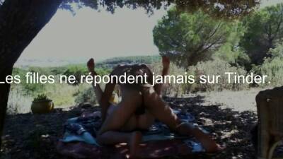 Un couple nique sous un arbre en provence - drtuber.com