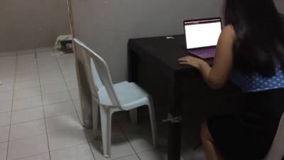 Vecina Casada Me Presta Mi Computador Y Aprovecho Para Menear Mi Verga A Sus Espaldas - hclips.com
