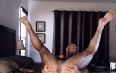 Muscle bear taking dildo - nvdvid.com