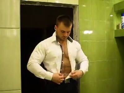 RUSSIAN BODYBUILDER STRIP AND CUM - nvdvid.com - Russia