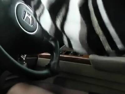 Horny Asian masturbating in her car - nvdvid.com