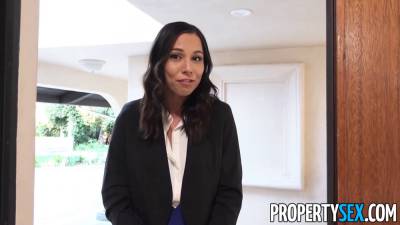 Attractive agent seduces client to sell house - sexu.com