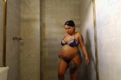 Pregnant Girl In The Shower - hclips.com